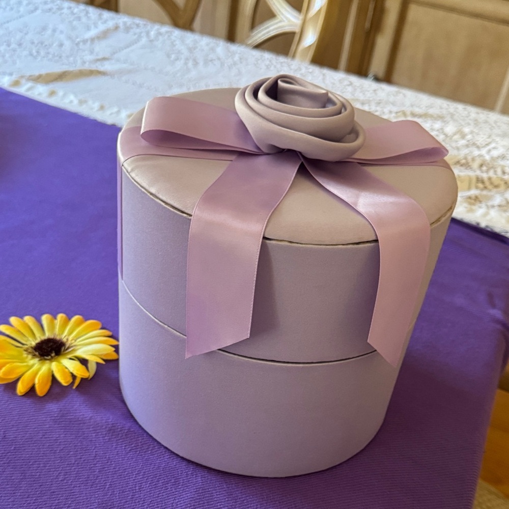 ๐ VINTAGE; Lilac-Colored Mini Hat or Gift Box with Bow and Rosebud Decor on Top! - Picture 2 of 11